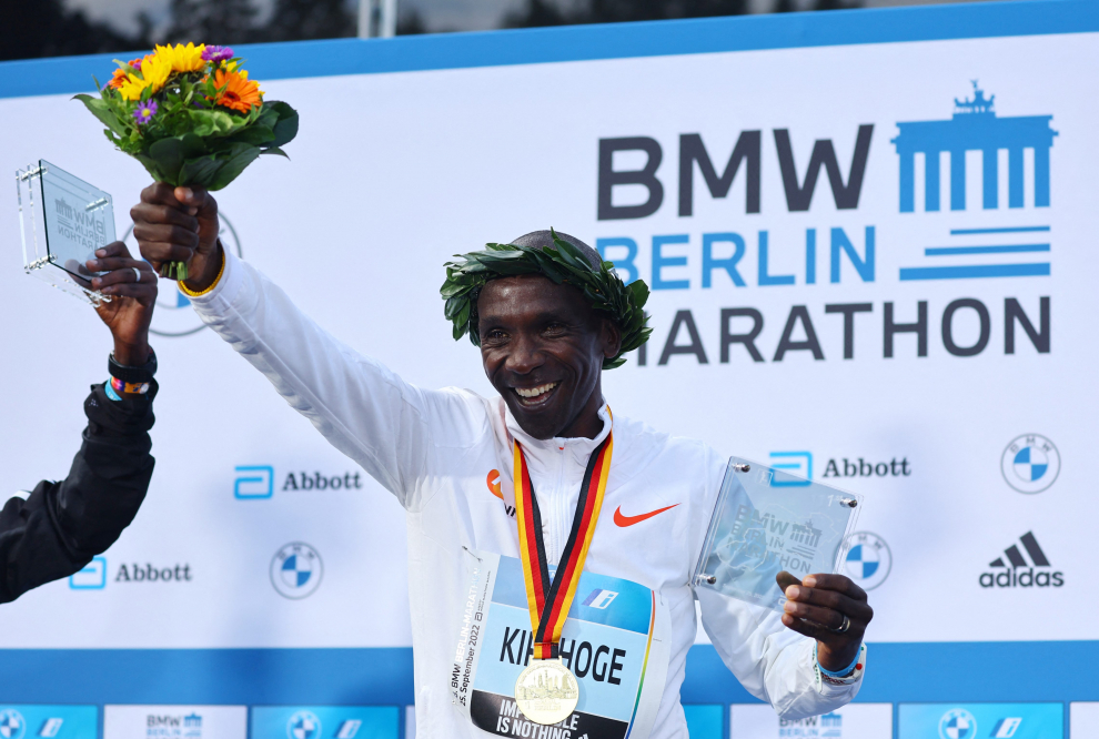 Athletics - Berlin Marathon - Berlin, Germany - September 25, 2022 Kenya's Eliud Kipchoge shakes hands with spectators after winning the Berlin Marathon and breaking the World Record REUTERS/Fabrizio Bensch ATHLETICS-BERLIN/