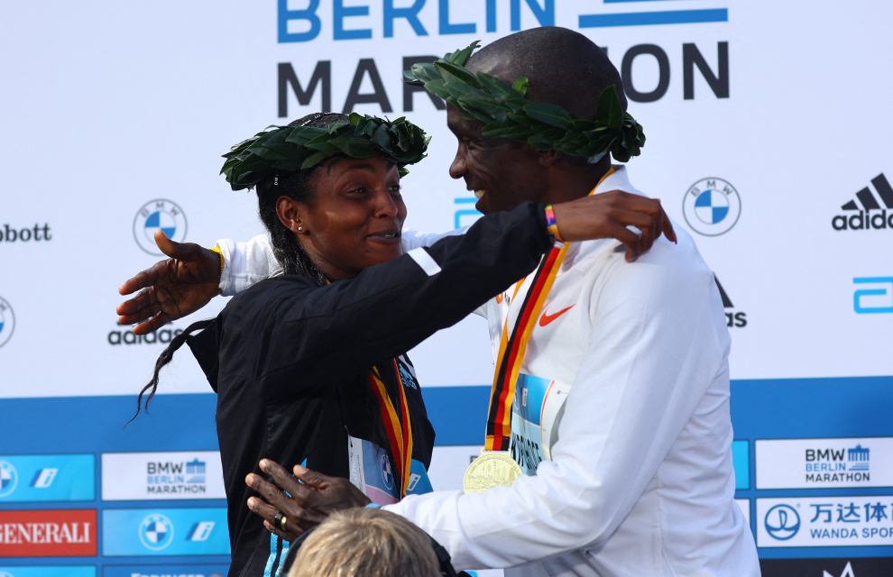 Athletics - Berlin Marathon - Berlin, Germany - September 25, 2022 Kenya's Eliud Kipchoge poses for a picture with fans after winning the Berlin Marathon and breaking the World Record REUTERS/Fabrizio Bensch ATHLETICS-BERLIN/