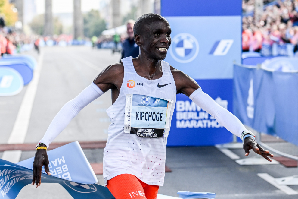Athletics - Berlin Marathon - Berlin, Germany - September 25, 2022 General view of finishers medal with the image of Kenya's Eliud Kipchoge at the Berlin Marathon REUTERS/Fabrizio Bensch ATHLETICS-BERLIN/
