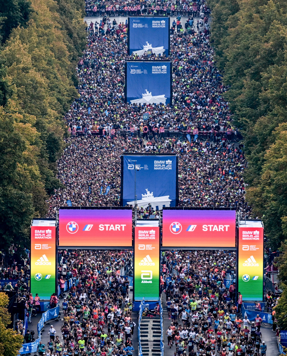 Athletics - Berlin Marathon - Berlin, Germany - September 25, 2022 General view of finishers medal with the image of Kenya's Eliud Kipchoge at the Berlin Marathon REUTERS/Fabrizio Bensch ATHLETICS-BERLIN/