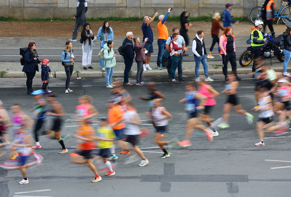 Kipchoge bate el récord del mundo en un maratón de Berlín que ha reunido a 47.000 corredores.