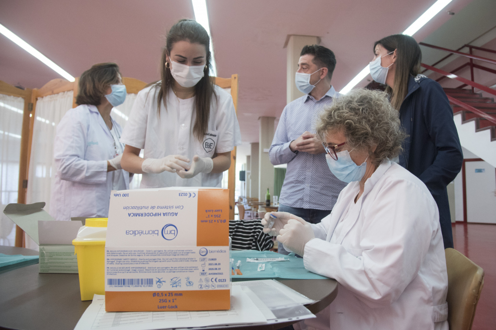 La residencia del IASS Ciudad de Huesca ha comenzado la doble vacunación de la gripe y de la cuarta dosis contra la covid.