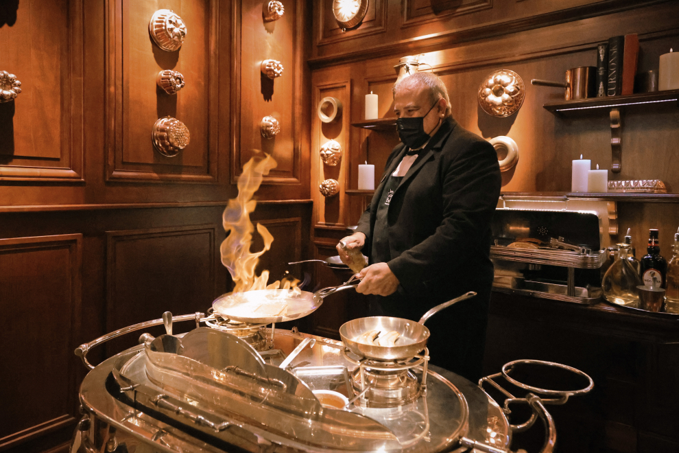 Las crêpes Suzette se preparan frente al público.