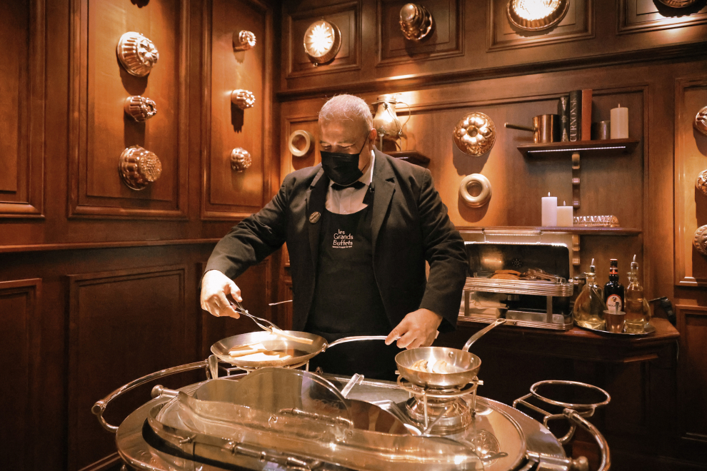 Las crêpes Suzette se preparan frente al público.