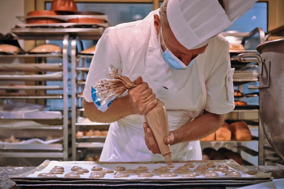 Los dulces se preparan en las propias cocinas de Les Grands Buffets: en este caso, macarons.