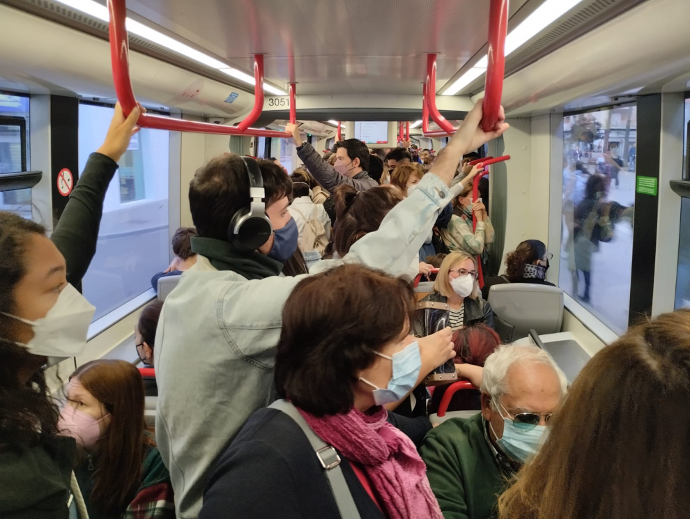 El tranvía de Zaragoza se abarrota en horas punta