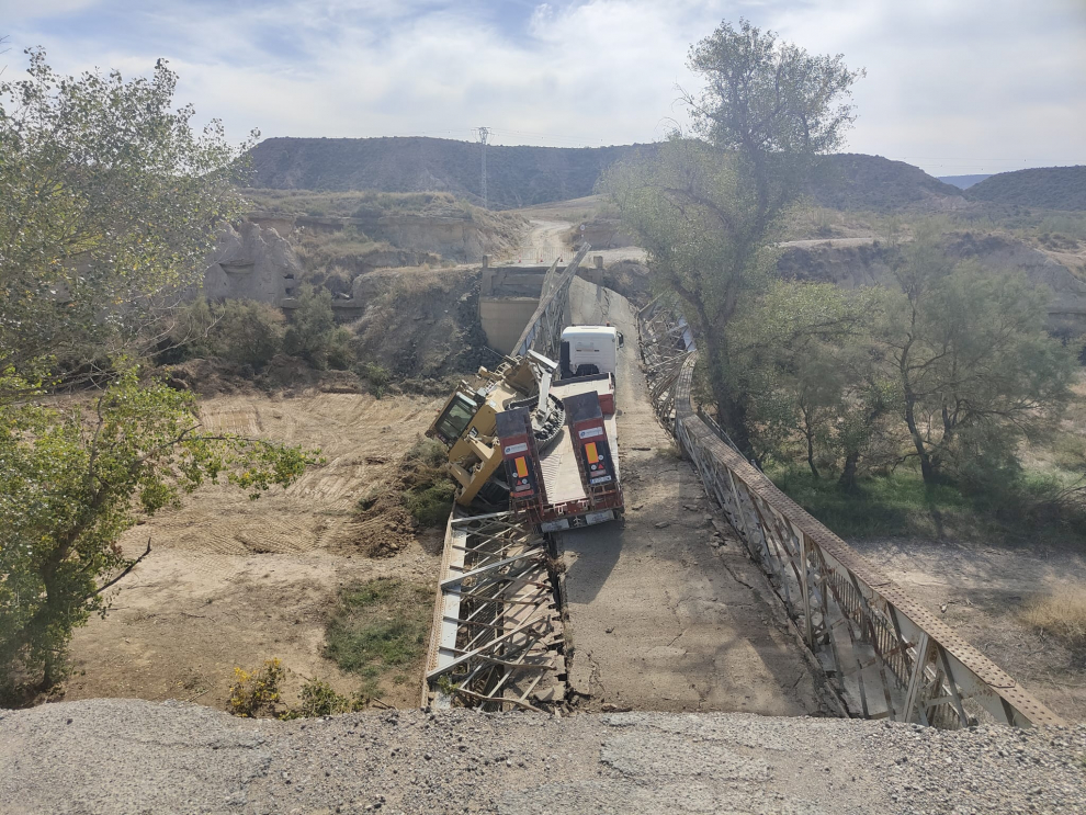 Se hunde el puente de hierro entre Sijena y Sena al paso de un camión