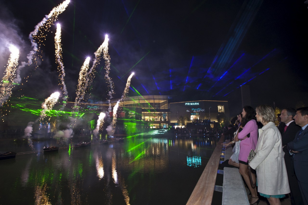 Los más de 2.000 espectadores que asistieron a la inauguración disfrutaron de los fuegos artificiales y de proyecciones con láser sobre el lago.