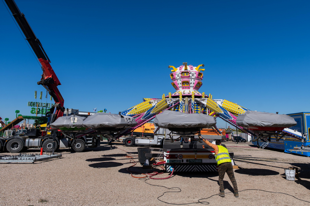 Montaje de las carpas del Espacio Zity y las ferias.