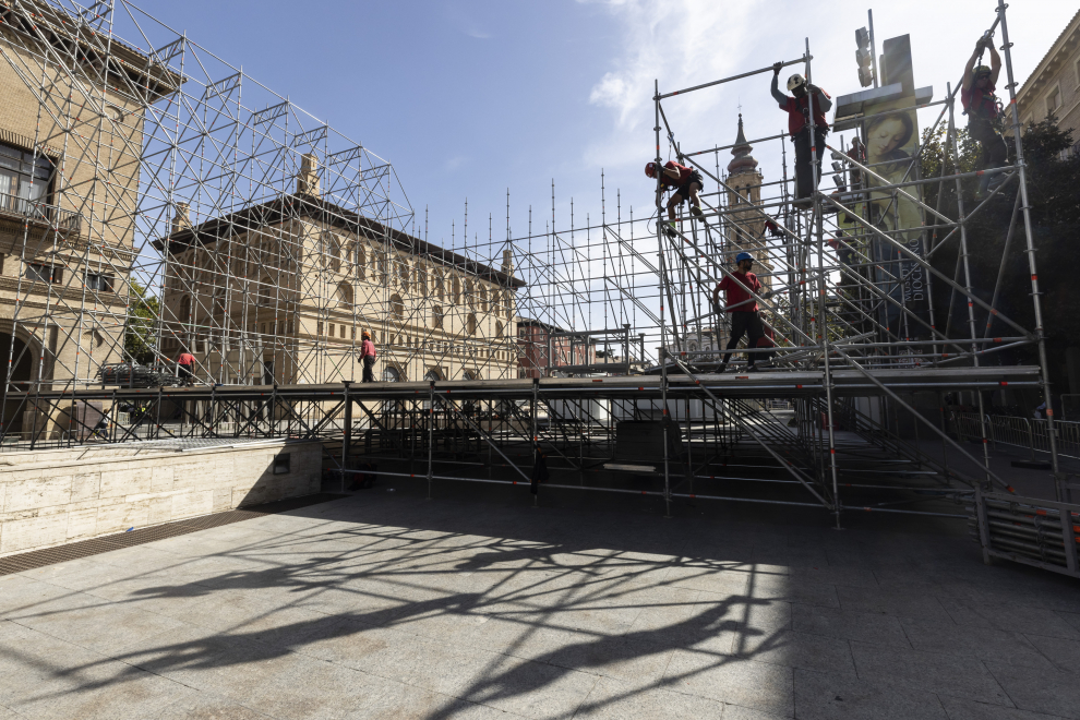 Montaje del escenario en la plaza del Pilar.