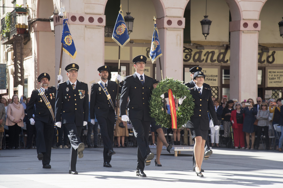 La Policía Nacional de Huesca ha celebrado su festividad por primera vez en la calle con la entrega de condecoraciones y homenajes.