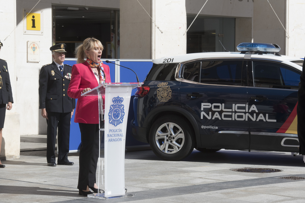 La Policía Nacional de Huesca ha celebrado su festividad por primera vez en la calle con la entrega de condecoraciones y homenajes.