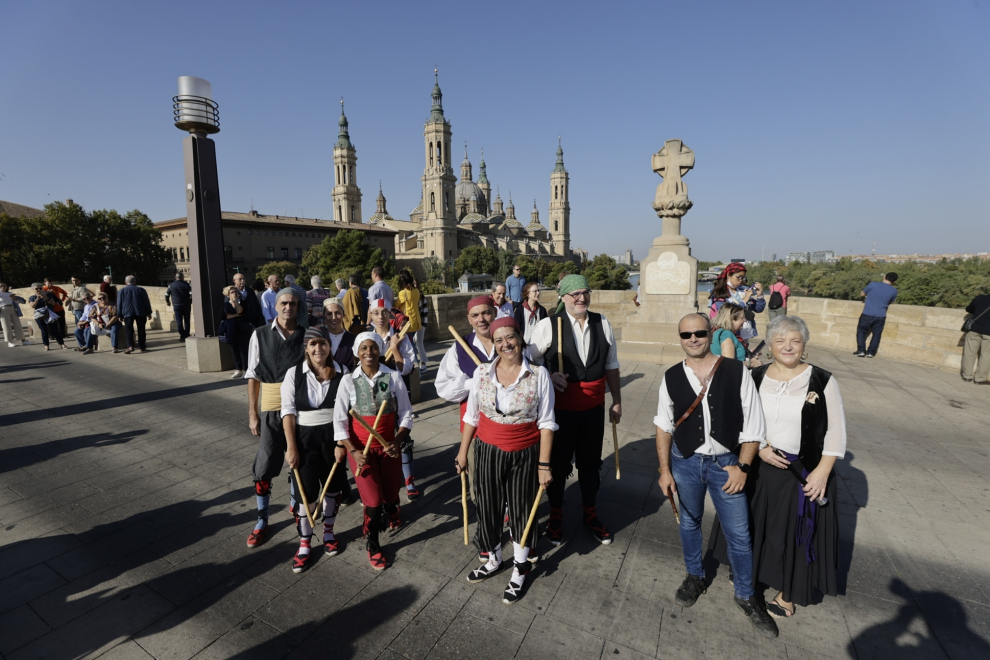 Encuentro de dances en el puente de Piedra.