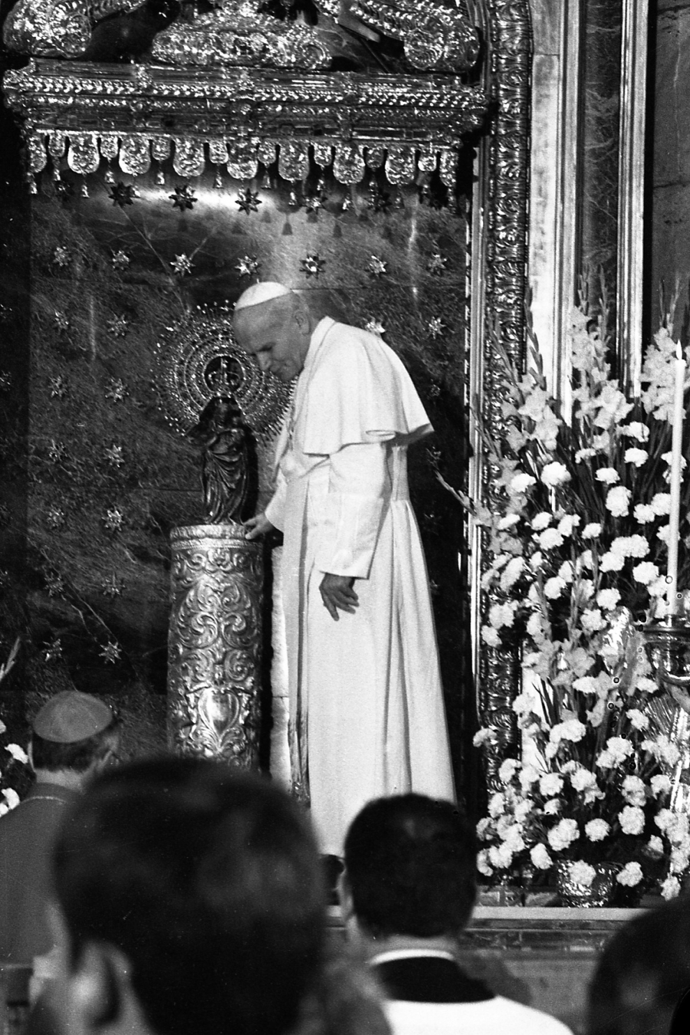 Carmen Sevilla y el compositor Augusto Algueró abandonan la Basílica tras su enlace, en 1961.