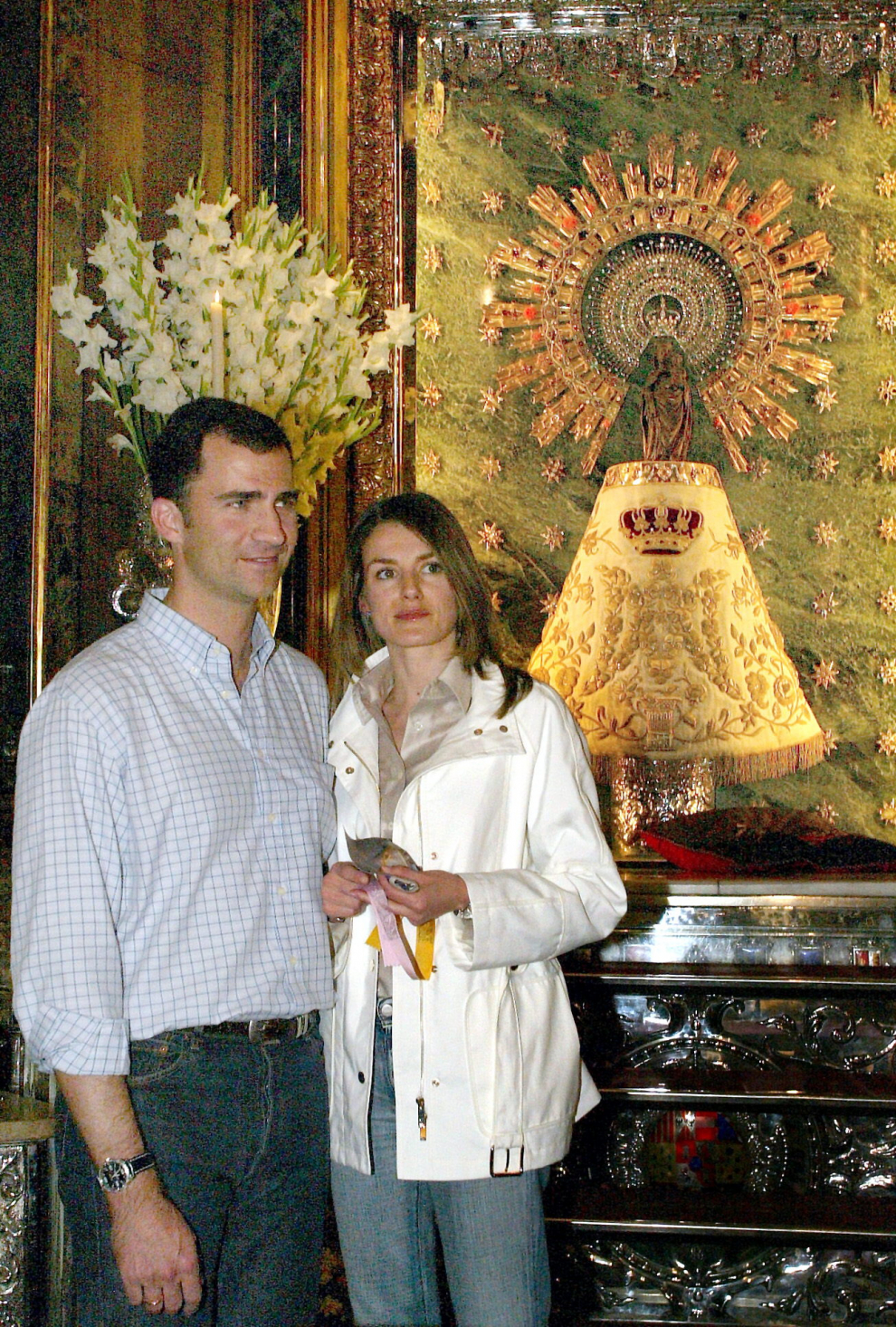 Carmen Sevilla y el compositor Augusto Algueró abandonan la Basílica tras su enlace, en 1961.