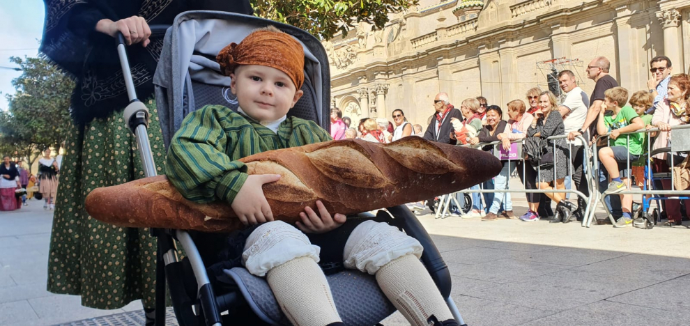 Adrián Toro, 2 años, de Alagón cautiva al público que espera el final de la ofrenda