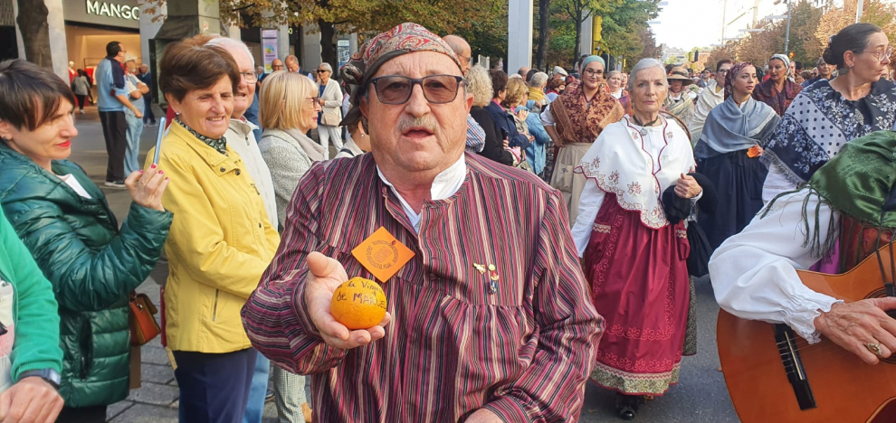 Antonio Santarromana, de Jaulín, lleva una cesta repleta de "cosas del pueblo"