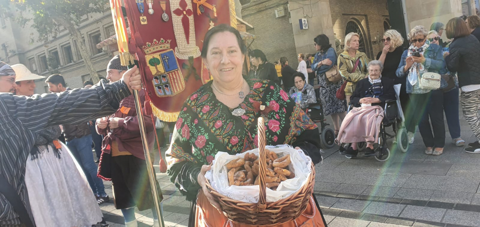 Carmen lleva pasando esta ofrenda más de 30 años, una tradición que "empezaron los agricultores aragoneses para llevarle frutos a la virgen".