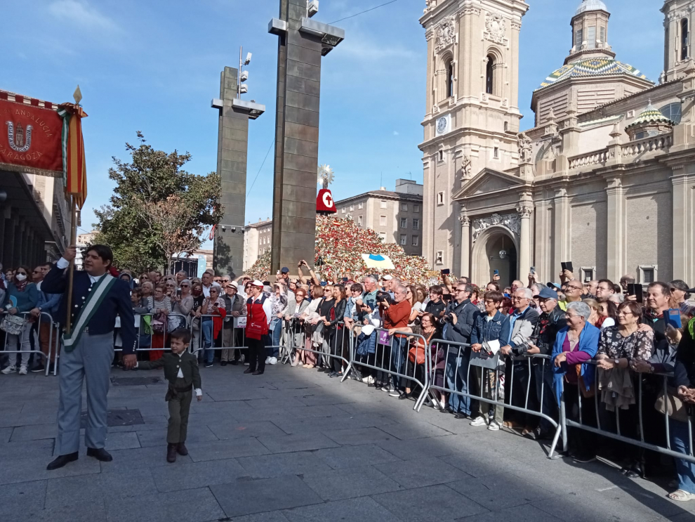 Gente viendo la Ofrenda de Frutos en la plaza del Pilar.