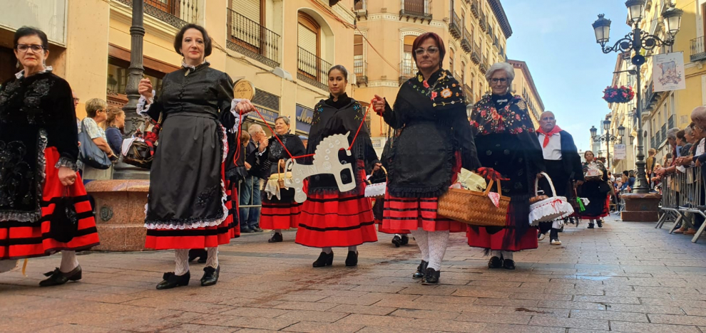 Llegan los oferentes del Centro Soriano con el caballito distintivo de Soria, además de sus dulces y embutidos.