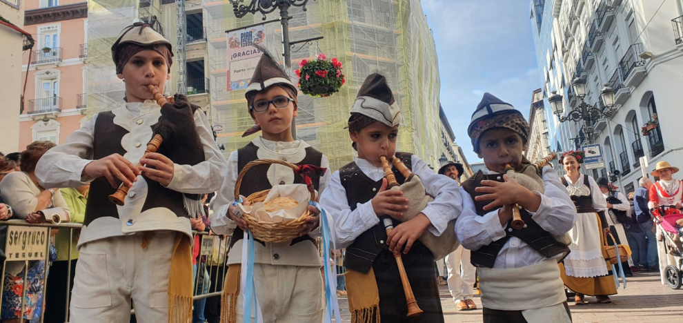 Los hermanos Nicolás (10), Alejandro y Guillermo (7) y su primo Julen (4) se sienten tanto gallegos como maños.