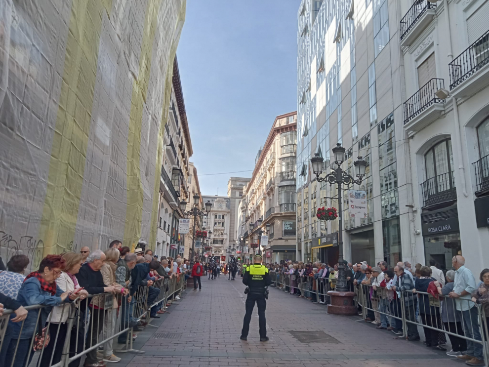 Mucho más animada la calle Alfonso aunque hay gente que se sorprende de verla cortada.