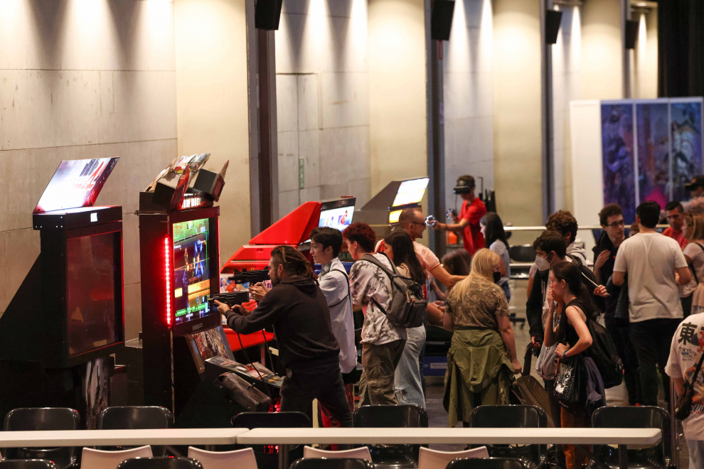 Cientos de aficionados de los videojuegos pueden disfrutar hasta el domingo de más de 150 puestos de juegos en la sala Multiusos.
