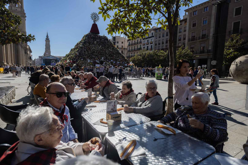 Los abuelos se apuntan a las fiestas en la plaza del Pilar
