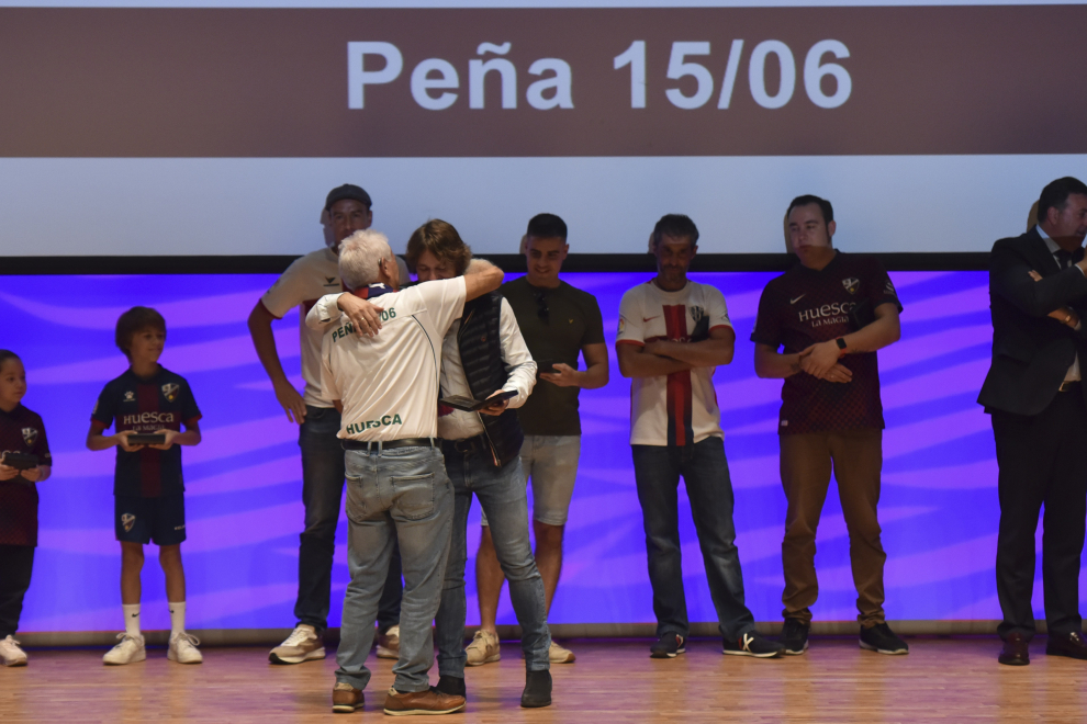 El primer encuentro de peñas del club azulgrana se ha celebrado con cerca de 500 asistentes en el Palacio de Congresos de Huesca.