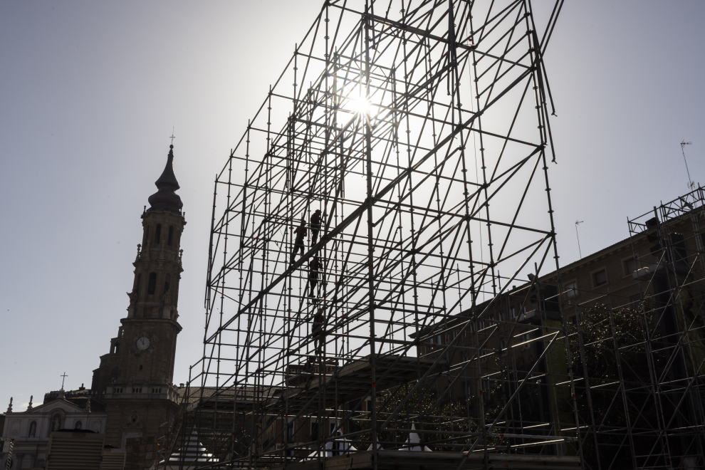 Desmontaje de los escenarios en la plaza del Pilar
