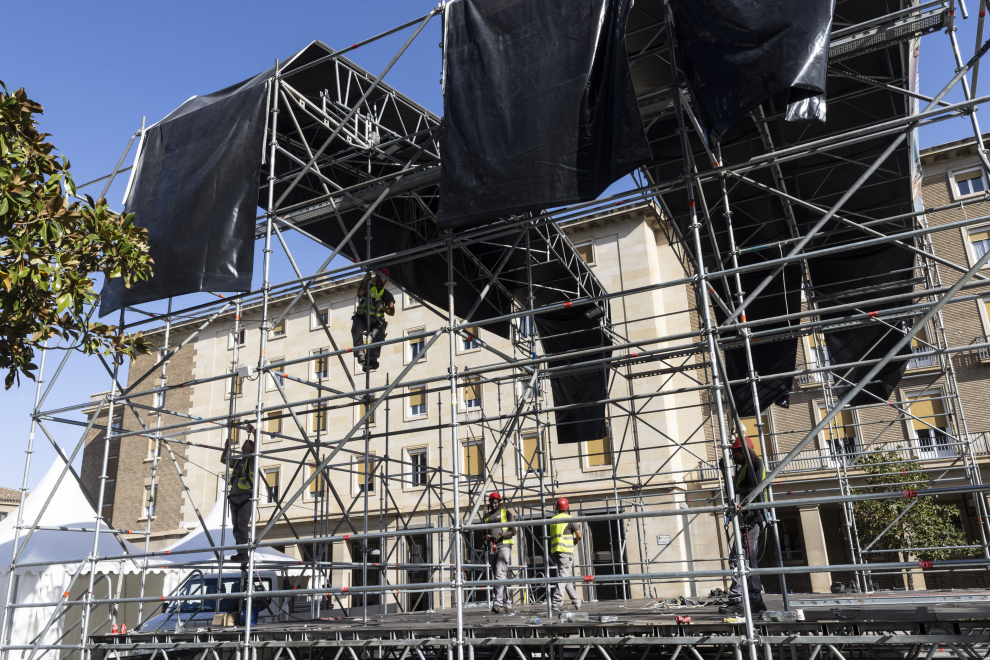 Desmontaje de los escenarios en la plaza del Pilar