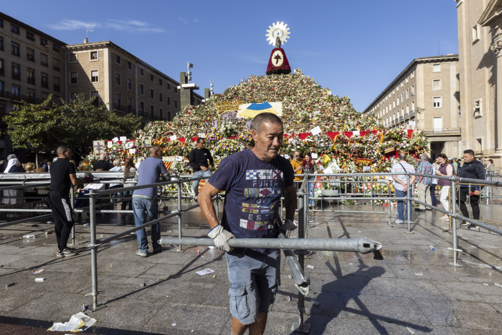 Desmontaje de los escenarios en la plaza del Pilar
