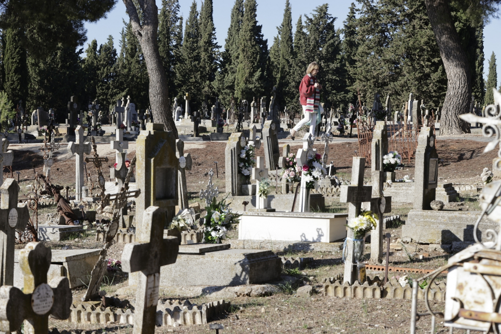 Día de Todos los Santos en el cementerio de Zaragoza
