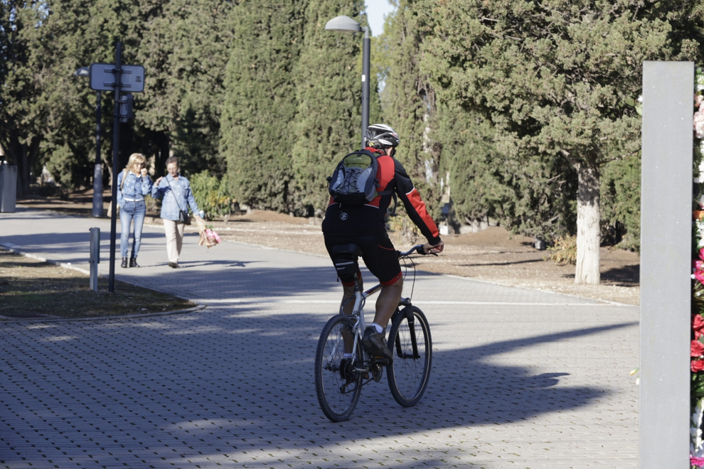 Día de Todos los Santos en el cementerio de Zaragoza