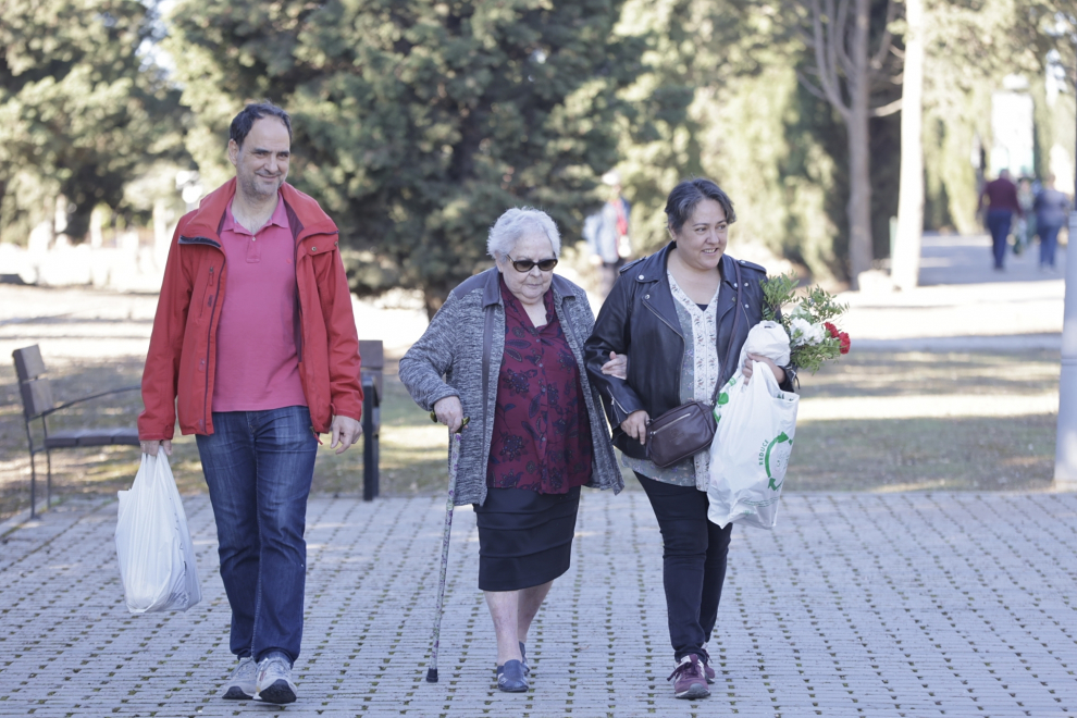 Día de Todos los Santos en el cementerio de Zaragoza