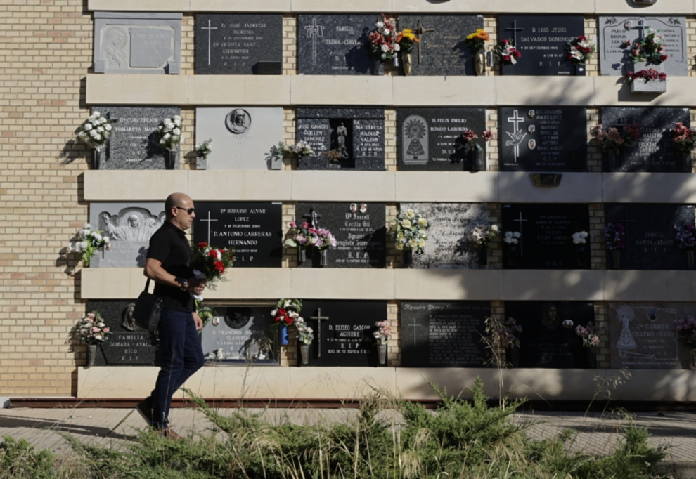 Día de Todos los Santos en el cementerio de Zaragoza