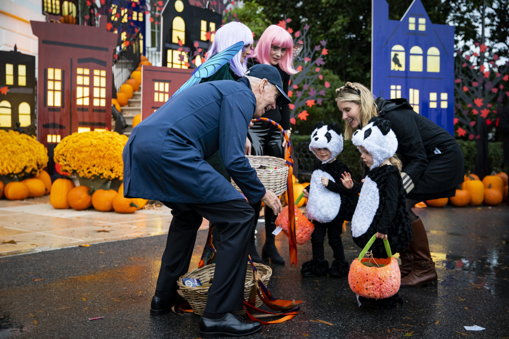 A man in a pumpkin-themed suit walks in midtown Manhattan on Halloween day in New York City, New York, U.S., October 31, 2022. REUTERS/Mike Segar HALLOWEEN-DAY/NEW YORK