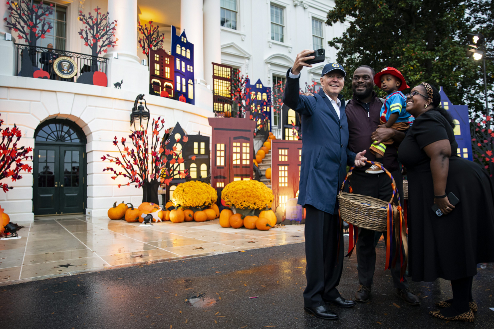 Washington (United States), 31/10/2022.- US President Joe Biden (2-L) and First Lady Jill Biden (L) greet children dressed up in costumes during a Halloween event on the South Lawn of the White House in Washington, DC, USA, 31 October 2022. Biden and the First Lady are hosting local children of firefighters, nurses, police officers, and members of the National Guard for trick-or-treating. (Incendio, Estados Unidos) EFE/EPA/Al Drago / POOL
 USA BIDEN HALLOWEEN