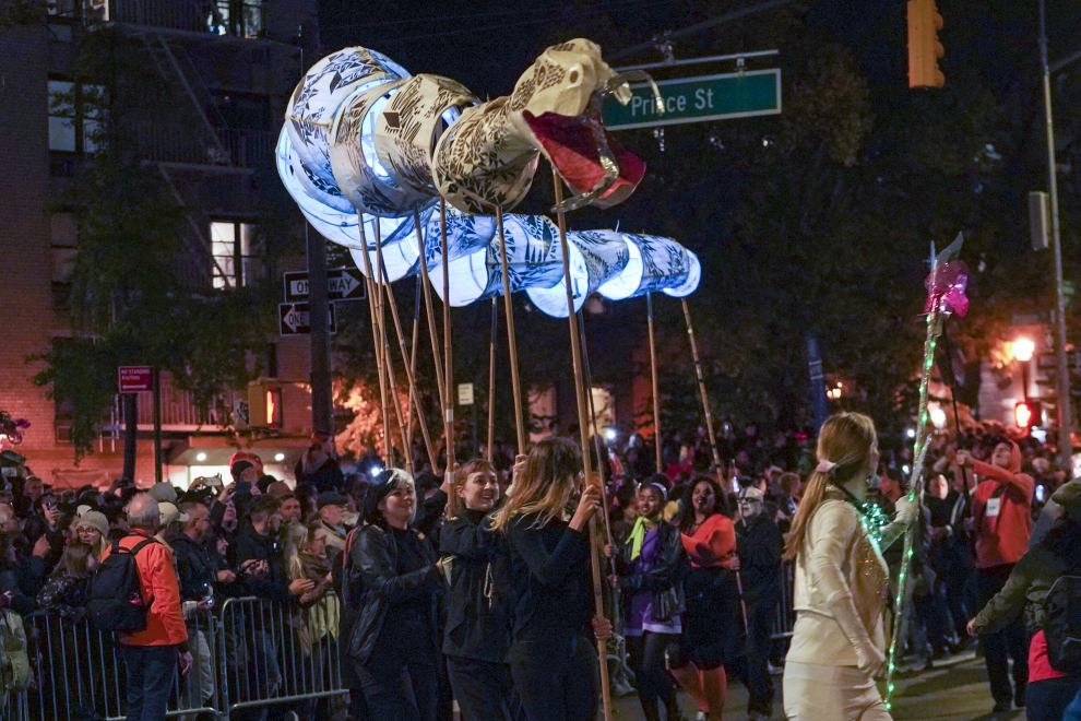 New York (United States), 31/10/2022.- People dressed in costumes march through New York's Greenwich Village during the 49th annual Village Halloween Parade in New York, New York, USA, 31 October 2022. (Estados Unidos, Nueva York) EFE/EPA/PORTER BINKS
USA CULTURE HALLOWEEN PARADE