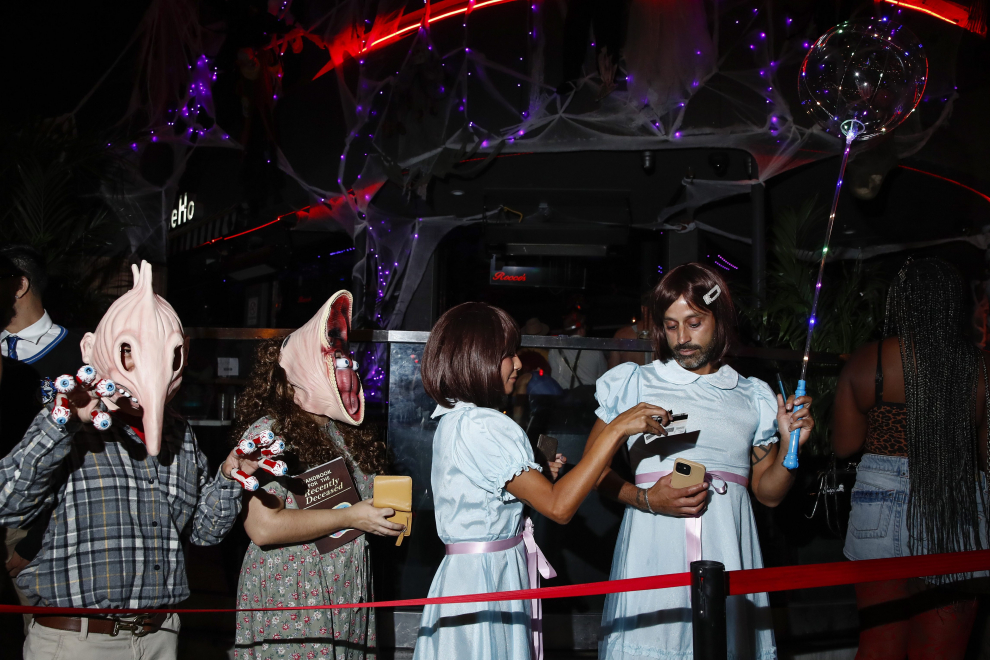 West Hollywood (United States), 01/11/2022.- People dressed in costumes stand outside a bar during Halloween celebrations in West Hollywood, California, USA, 31 October 2022. (Estados Unidos) EFE/EPA/CAROLINE BREHMAN
 USA HALLOWEEN