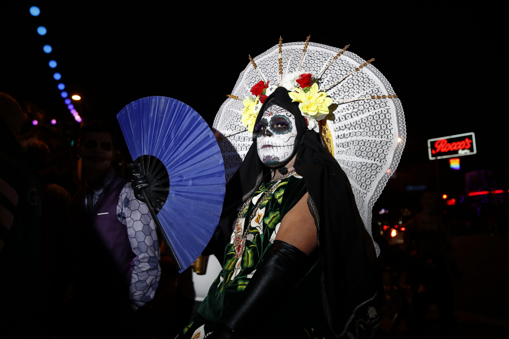 West Hollywood (United States), 01/11/2022.- People dressed in costumes wait in line outside a bar during Halloween celebrations in West Hollywood, California, USA, 31 October 2022. (Estados Unidos) EFE/EPA/CAROLINE BREHMAN
USA HALLOWEEN