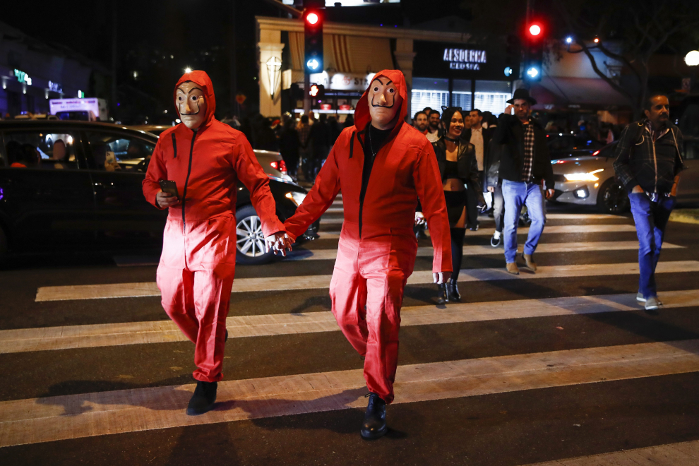 West Hollywood (United States), 01/11/2022.- People dressed in costumes gather at a bar during Halloween celebrations in West Hollywood, California, USA, 31 October 2022. (Estados Unidos) EFE/EPA/CAROLINE BREHMAN
USA HALLOWEEN