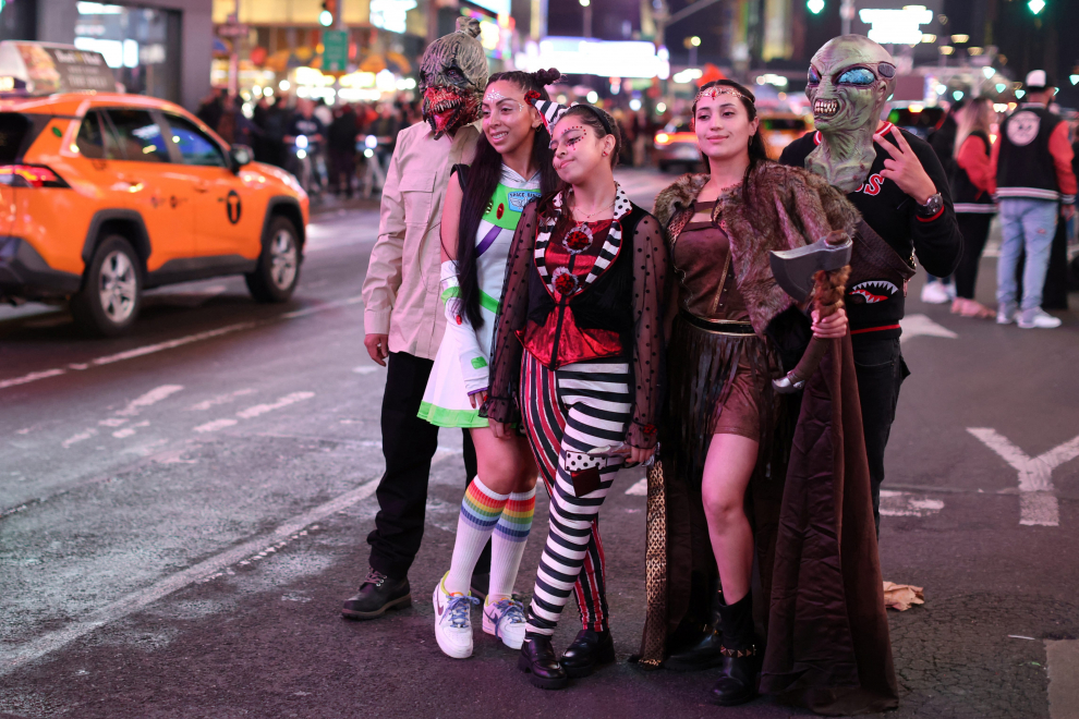 West Hollywood (United States), 01/11/2022.- People dressed in costumes cross a street during Halloween celebrations in West Hollywood, California, USA, 31 October 2022. (Estados Unidos) EFE/EPA/CAROLINE BREHMAN
 USA HALLOWEEN