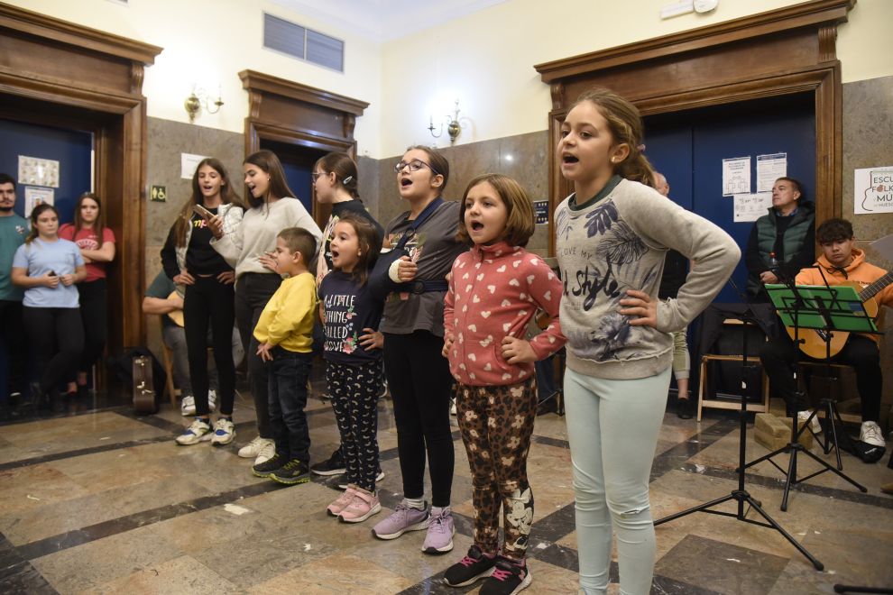 Más de 300 cantadores, bailadores y músicos participarán en la gala del 50º aniversario de la Escuela de Folklore y Música de Huesca.