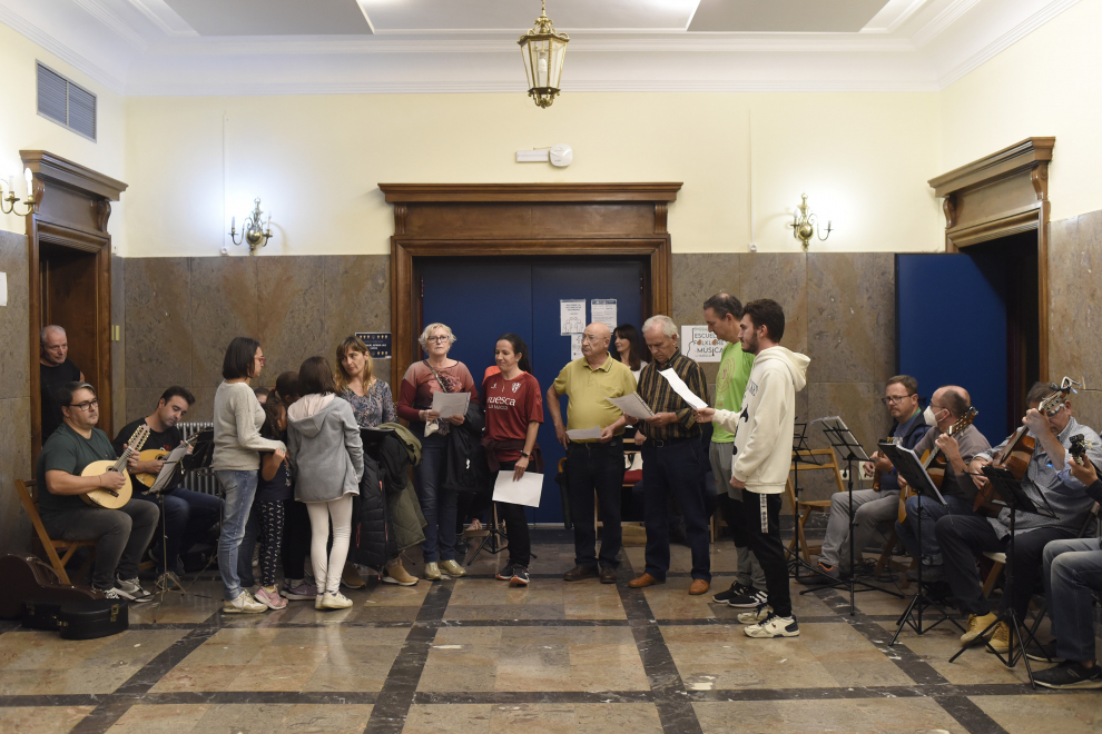 Más de 300 cantadores, bailadores y músicos participarán en la gala del 50º aniversario de la Escuela de Folklore y Música de Huesca.