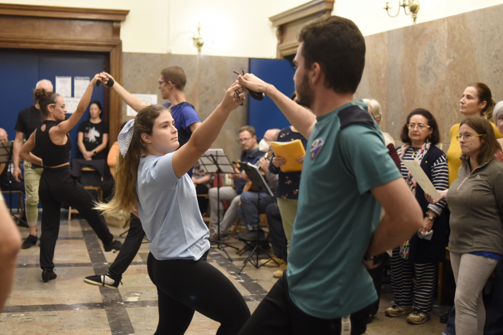 Más de 300 cantadores, bailadores y músicos participarán en la gala del 50º aniversario de la Escuela de Folklore y Música de Huesca.