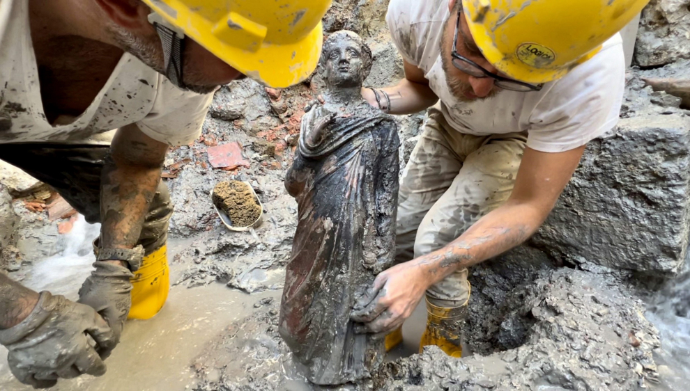 Italia encuentra ocultas bajo el barro 24 estatuas romanas y etruscas