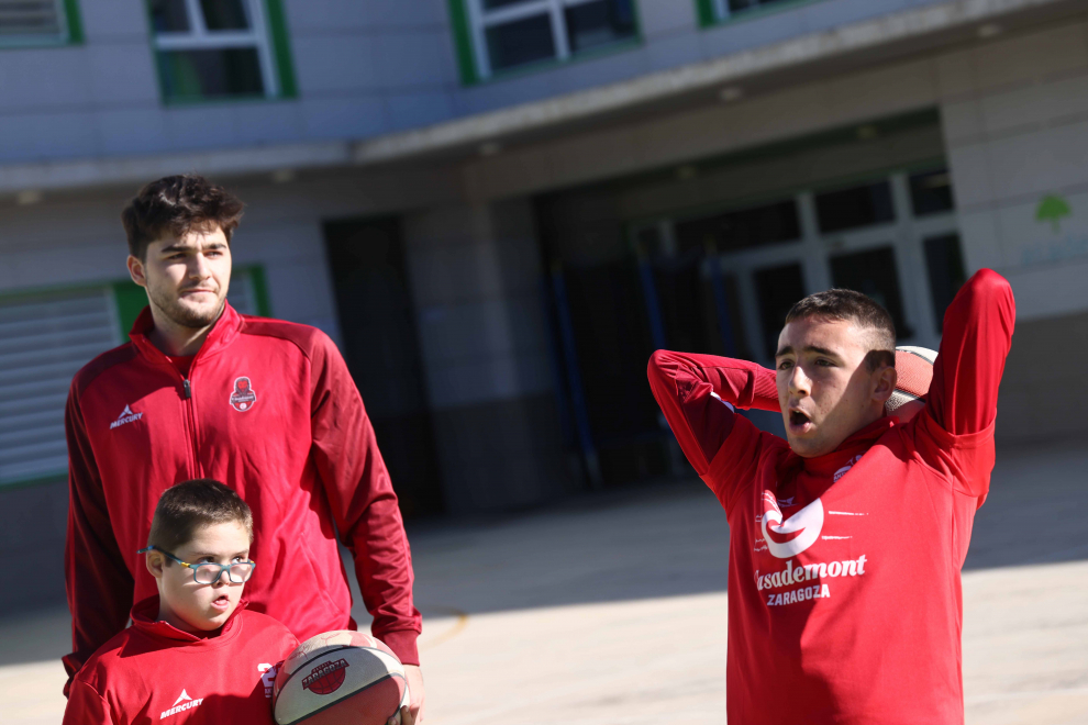 Los alumnos de la Escuela de Baloncesto Adaptado de Atades entrenan con los jugadores del Casdemont Zaragoza