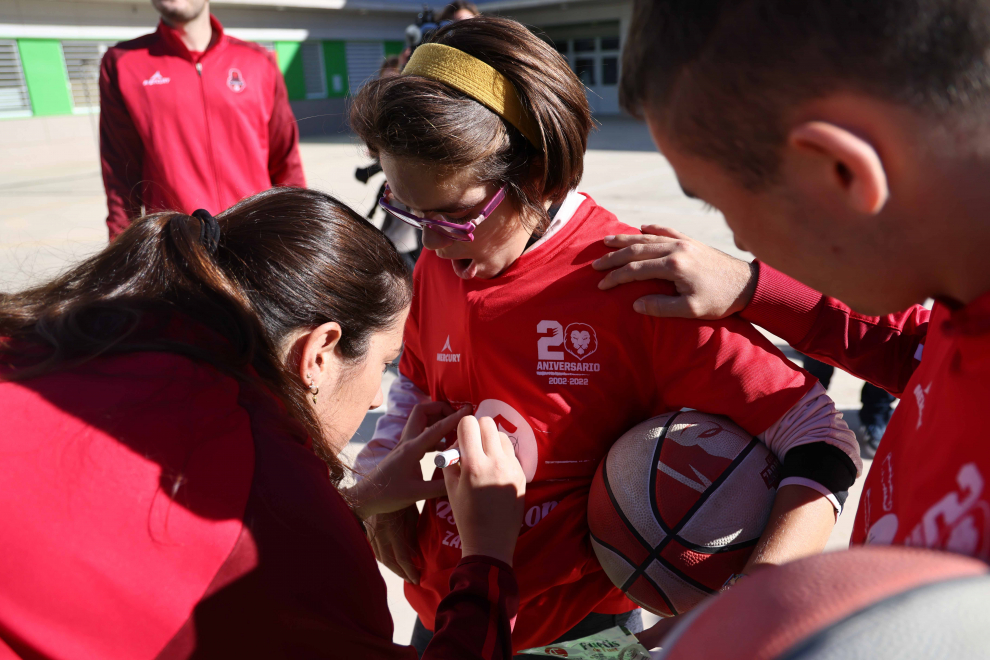 Los alumnos de la Escuela de Baloncesto Adaptado de Atades entrenan con los jugadores del Casdemont Zaragoza