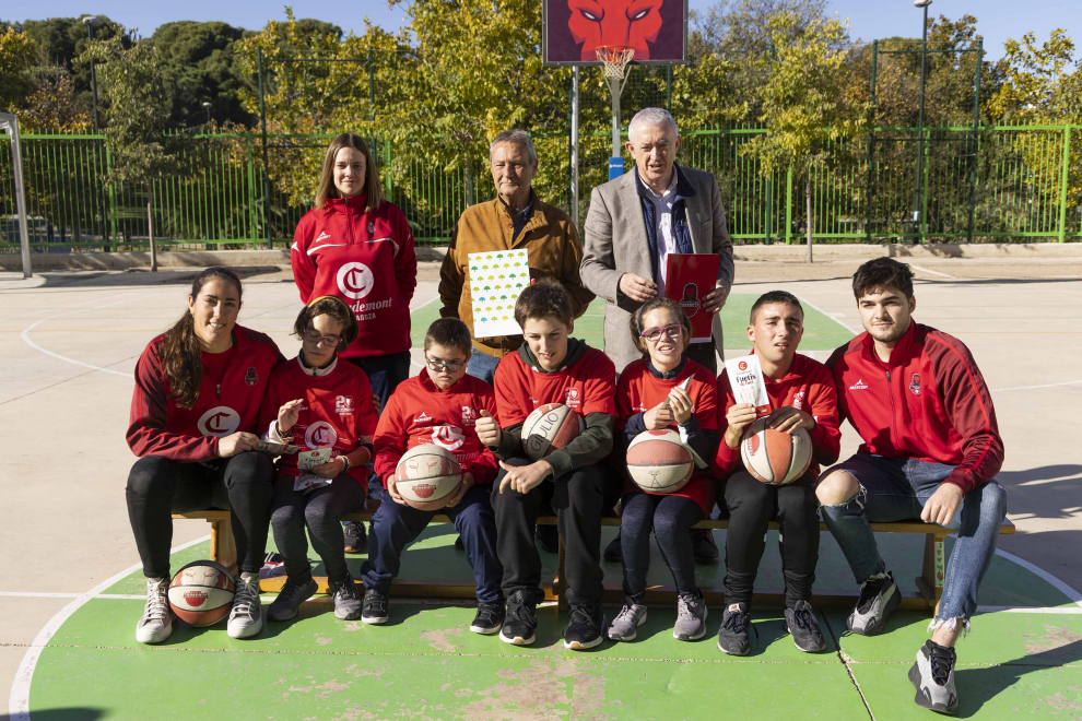 Los alumnos de la Escuela de Baloncesto Adaptado de Atades entrenan con los jugadores del Casdemont Zaragoza